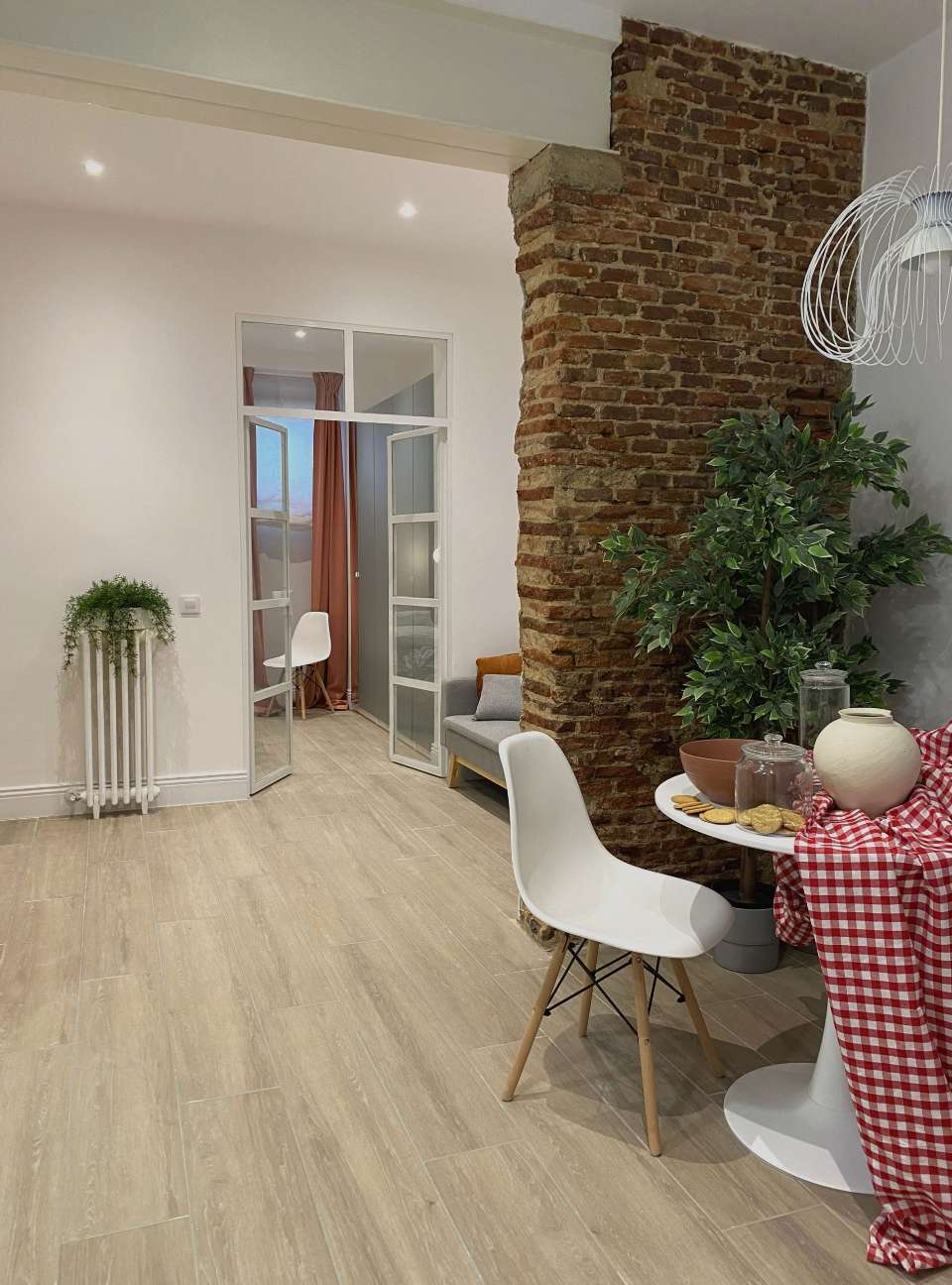 Habitación con pared descubierta