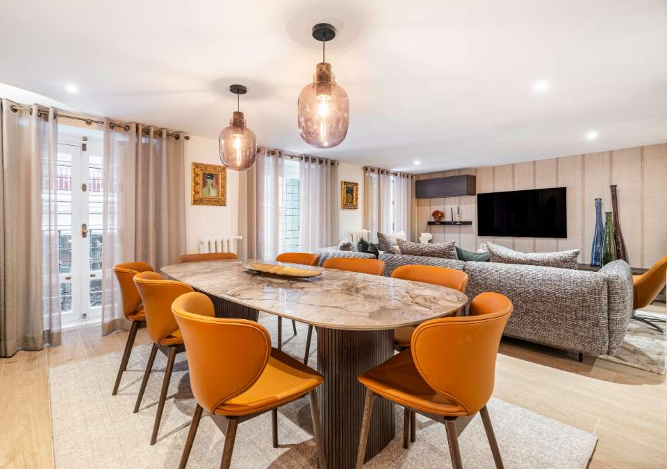 Salón comedor con mesa de mármol