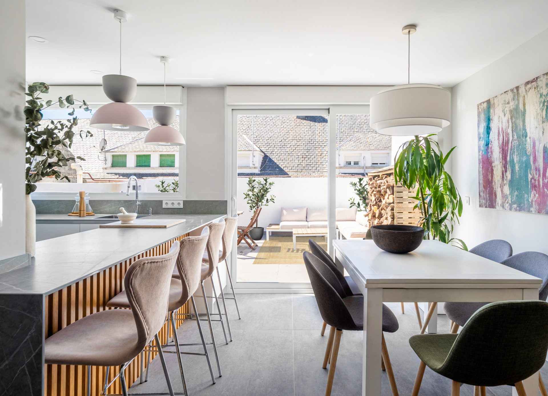 Salón comedor moderno que da a un patio