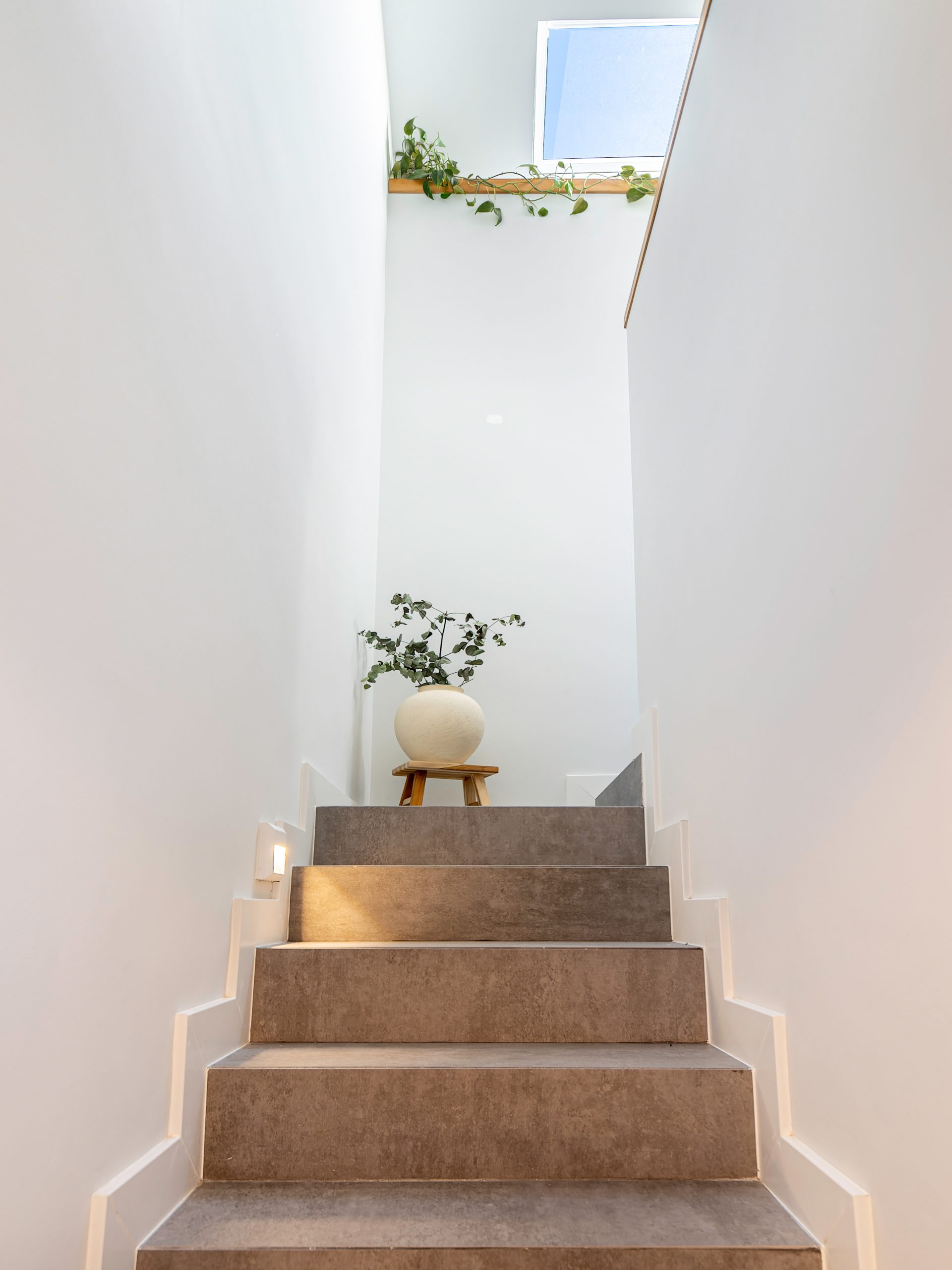 diseño de Escalera con paredes blancas