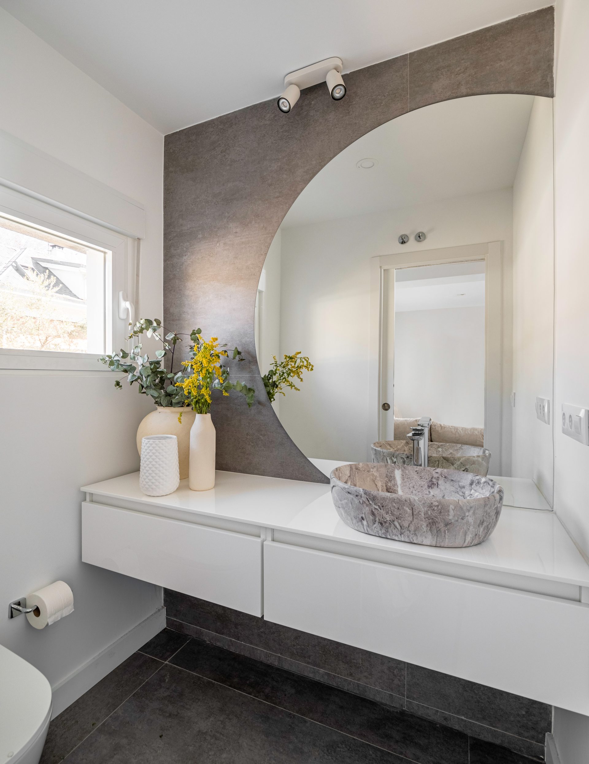 Baño blanco con mármoles
