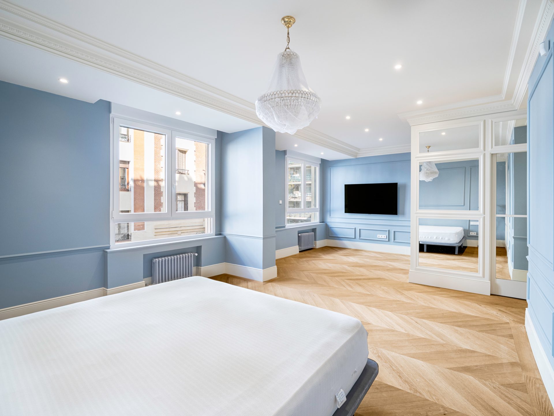 Habitación grande con paredes de azul pastel y blancas