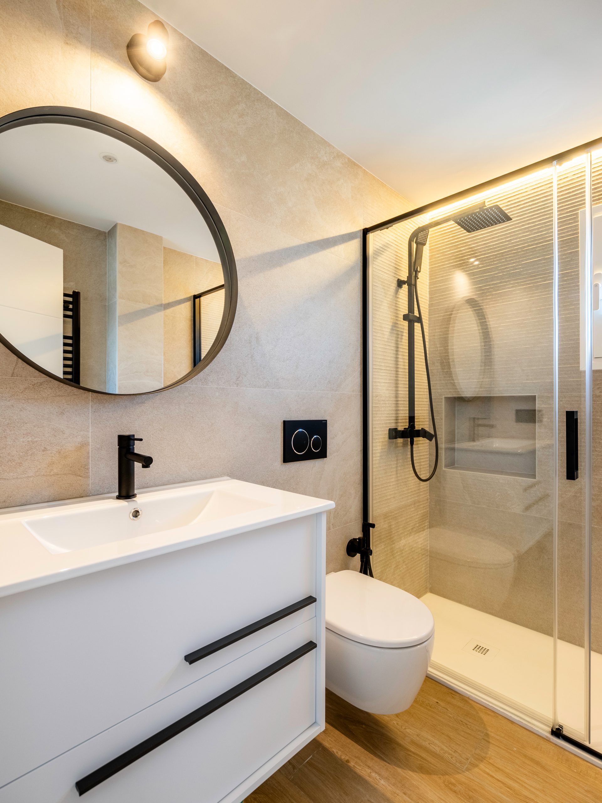 Baño blanco moderno